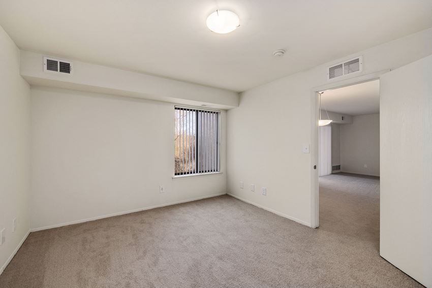 Farmington Oaks Apartments, 21900 Farmington Road, Farmington, MI