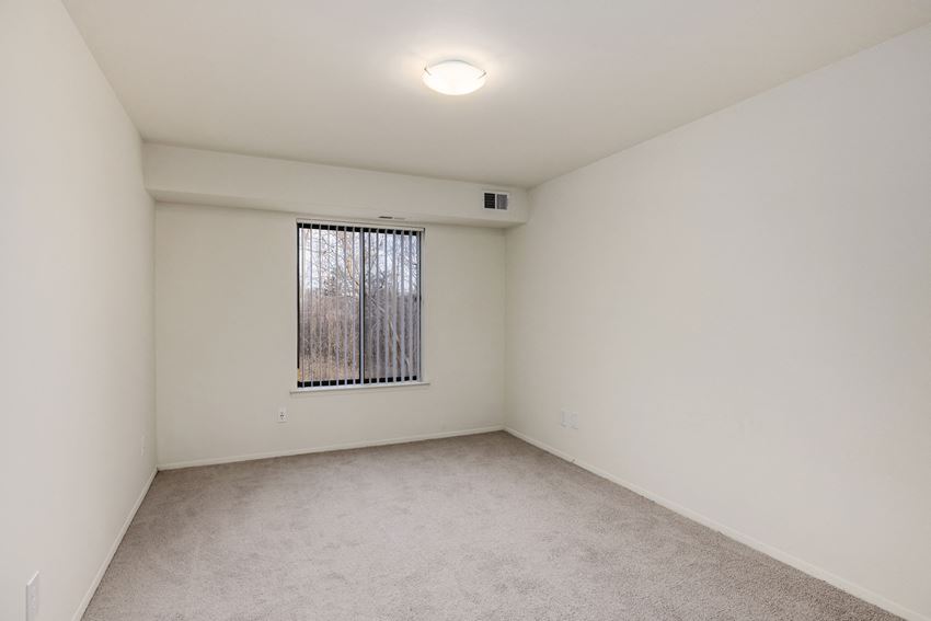 Farmington Oaks Apartments, 21900 Farmington Road, Farmington, MI