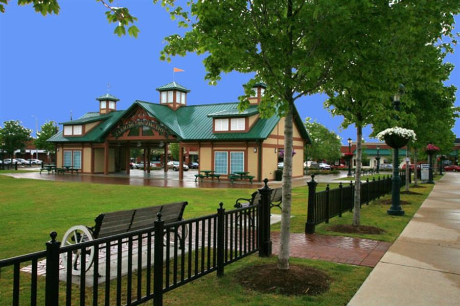 a building with a green roof and a sidewalk