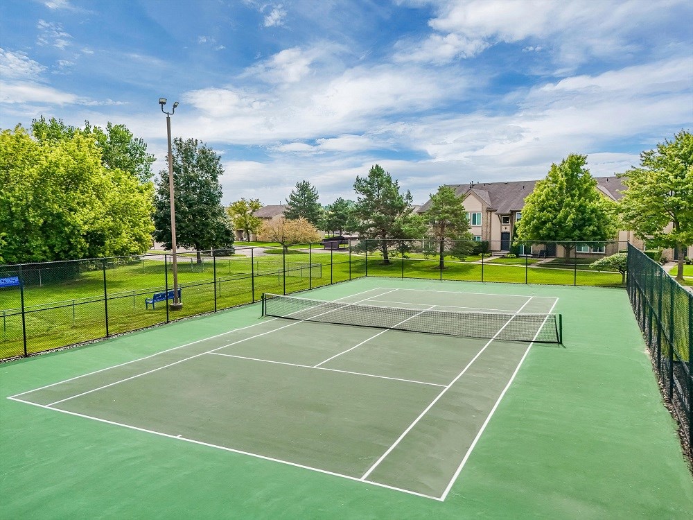 the tennis court at the preserve at ballantyne commons apartments