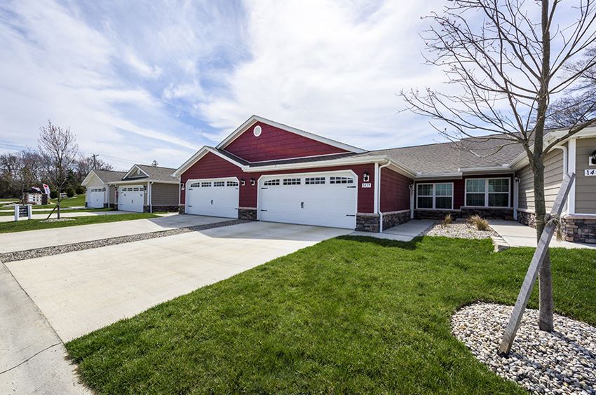 Dayton OH Apartment Rentals Redwood Devonshire Two Car Garage