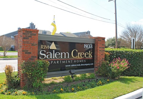 the sign in front of the salem creek apartment homes entrance