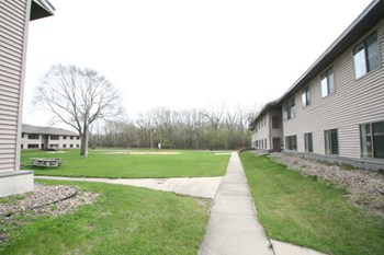 897 16th Ave Se 4 Beds Apartment for Rent - Photo Gallery 3