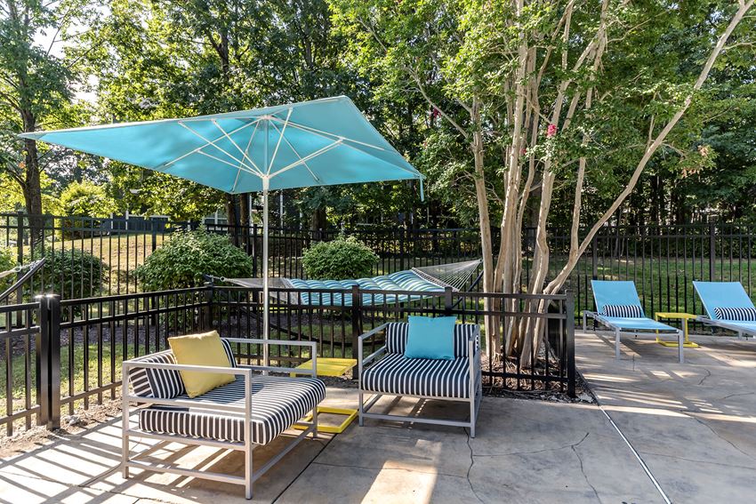 Pool lounge area - Photo Gallery