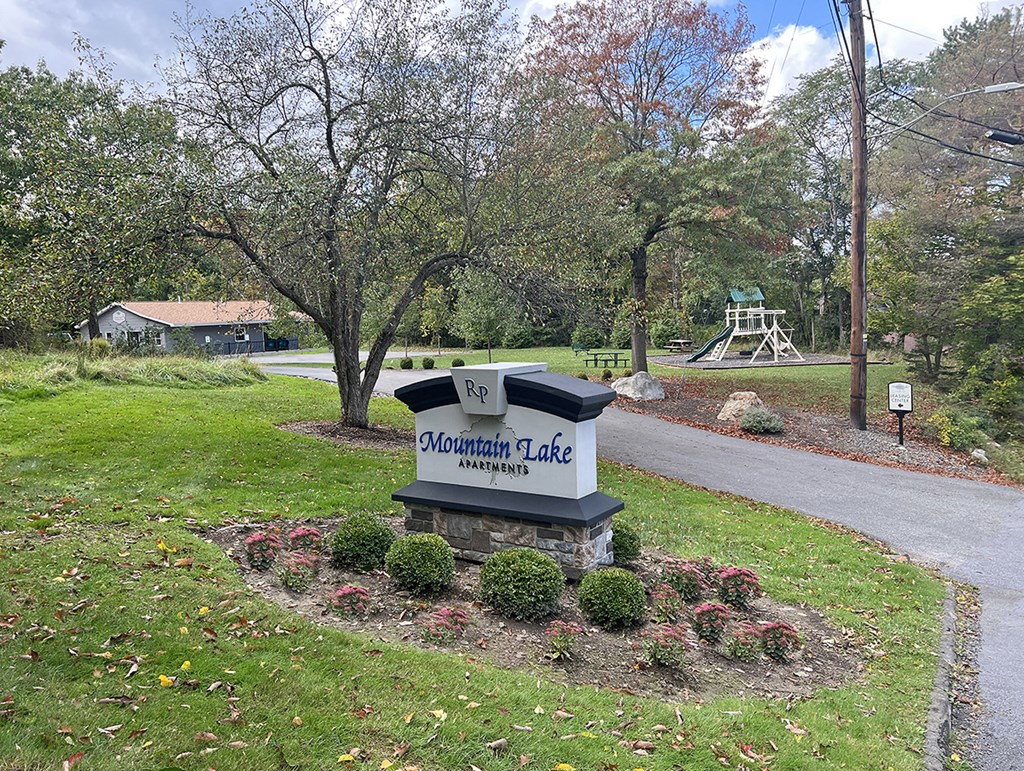 a sign for the montgomery lake amusement park on the side of a road