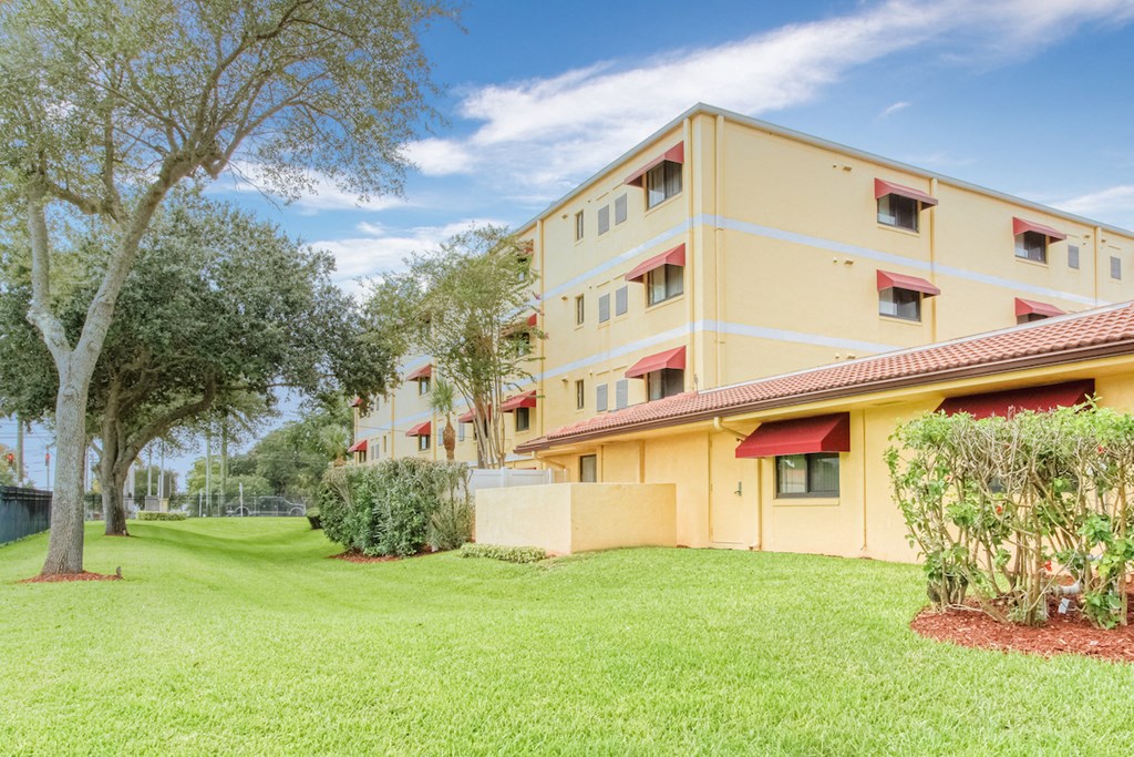 Side of Casa San Pablo apartments in Daytona Beach, FL