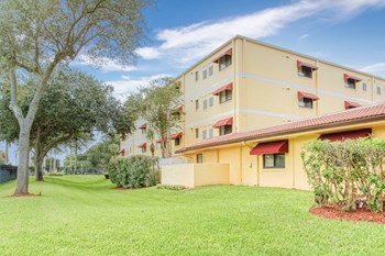 CasaSanPablo-Outside5 Side of Casa San Pablo apartments in Daytona Beach, FL - Photo Gallery 6