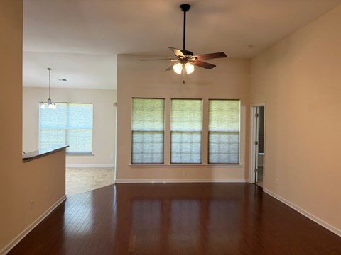 7 BRADFORD COURT - SMALL PET ALLOWED 3 Beds Apartment for Rent