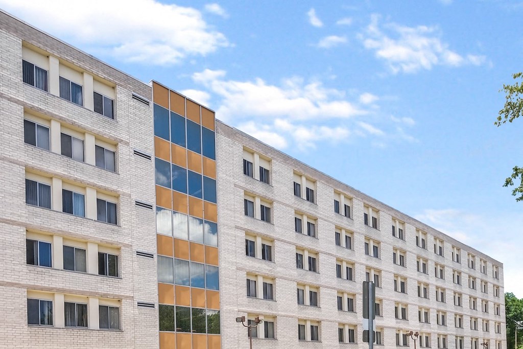 Well-kept exterior of Sundale Manor Apartments in Jacksonville, FL