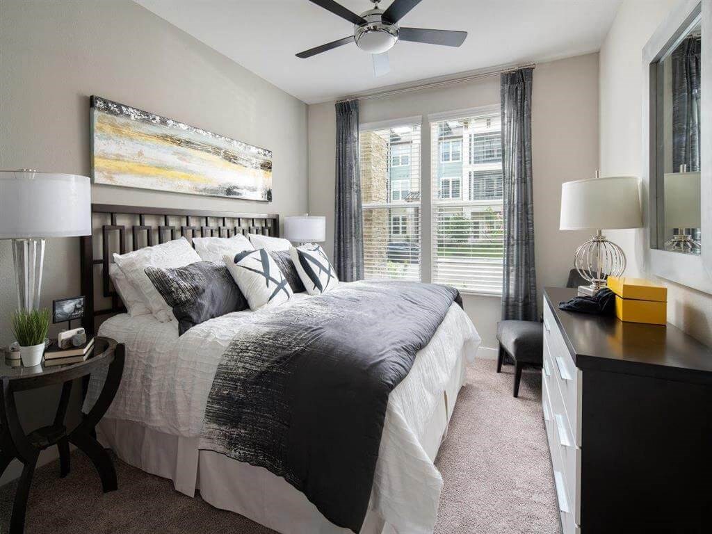 Bedroom with queen sized bed