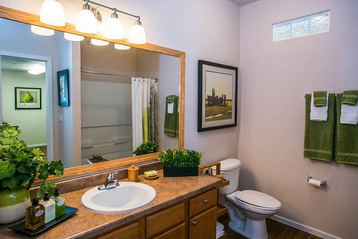 Albuquerque apartments near golf course with full bathroom