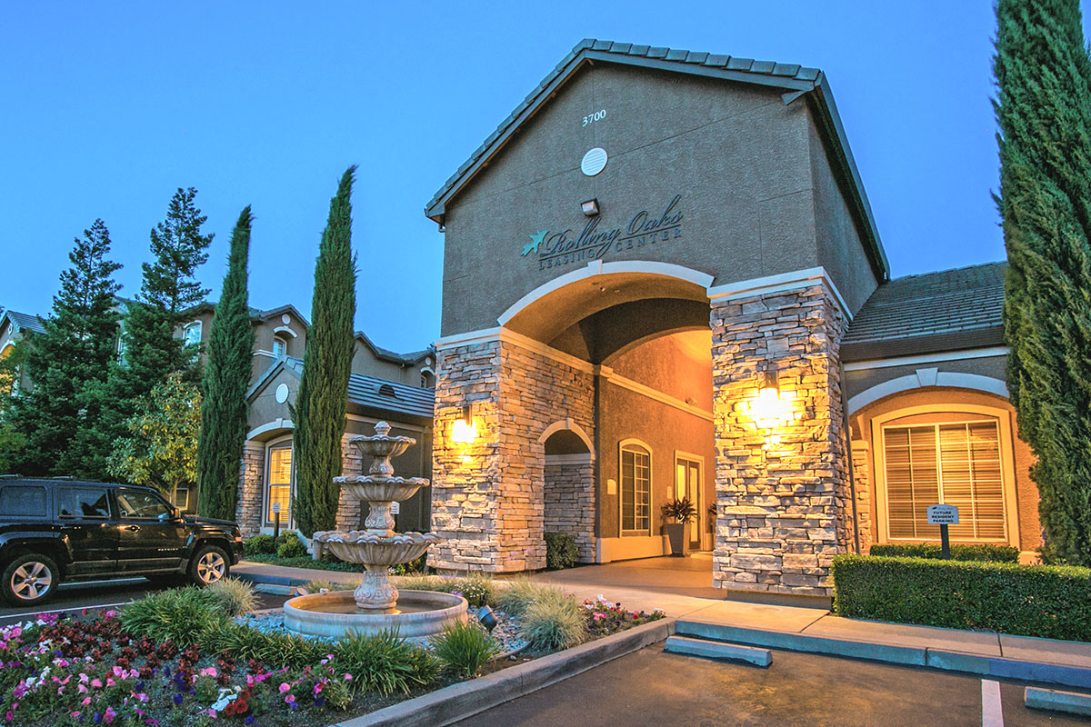 Photos of Rolling Oaks Apartment Homes off Lyon Road in Fairfield, CA