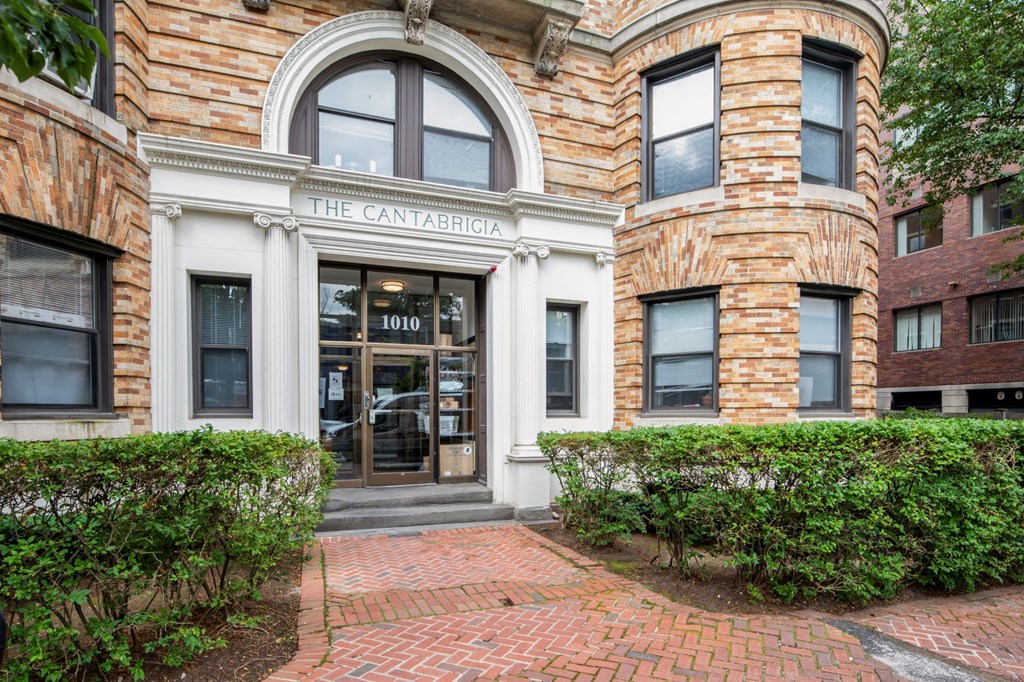 the building in which the hotel is located