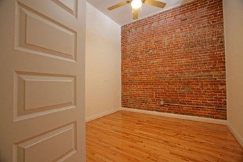 326 E. Washington St. Studio-2 Beds Apartment for Rent - Photo Gallery 7