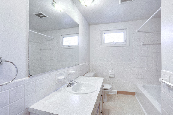 258 Sundridge, Amherst - Full Bathroom