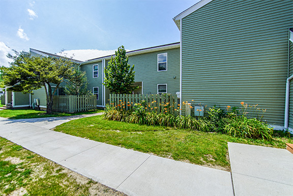 Parkside Houses – One to Four-bedroom, One to One and a Half-Bath Units – Amherst, NY – Off Street Parking – UB North – Swimming Pool – Tennis Court - Cable/Internet Ready - In-unit Laundry