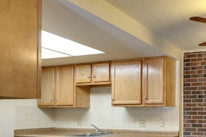 London Towne Apartments Amherst - Kitchen and Dining