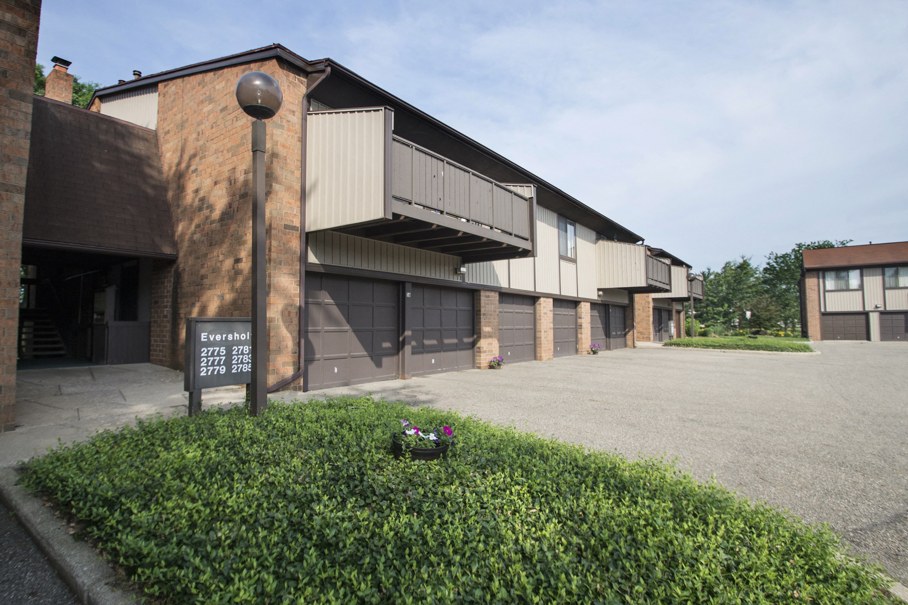 London Square Apartments, 2740 Shaftesbury Dr. NW, Canton, OH RentCafe