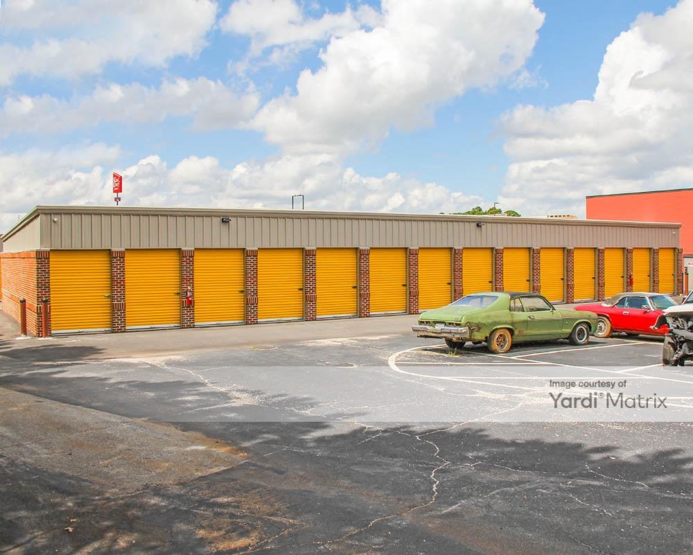 Quilts And Fixins Jonesboro Ga With Images Quilt Stores Quilt Shop Displays Quilt Shop