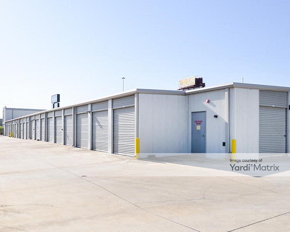 Storage Units In San Marcos Near Maxwell Life Storage Facility 623 With Images Climate Controlled Storage Units Storage Unit Moving And Storage