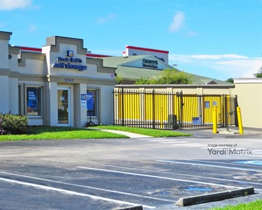 Storage Units for Rent available at 5305 Manatee Avenue West, Bradenton, FL 34209 - Photo Gallery 1