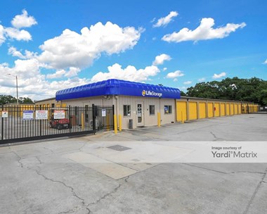 Storage Units for Rent available at 5120 State Road 674, Wimauma, FL 33598 Photo Gallery 1