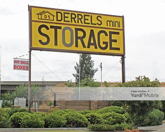 Storage Units for Rent available at 4546 East Ashlan Avenue, Fresno, CA 93726