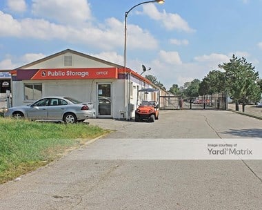 Storage Units for Rent available at 7707 North Oak Trfy, Gladstone, MO 64118 Photo Gallery 1