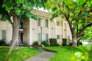 Clovis Courtyard Apartment Building and Lanscaping - Photo Gallery 4