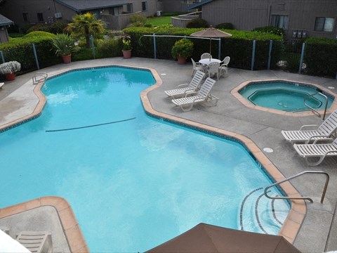 Pool and spa l Temescal Apartments