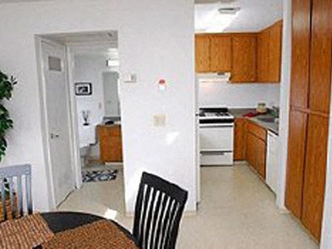 Kitchen with dining table l Temescal Apartments 