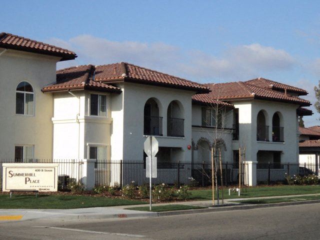 Exterior building with sign l Summer Hill Place Apartments in Fresno CA - Photo Gallery 1