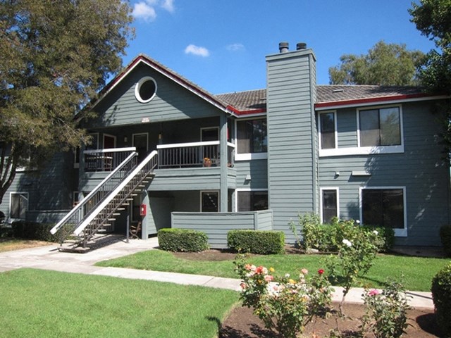 Lodi Ca l Lakeshore Meadows and Garden | Apartments | Walkway