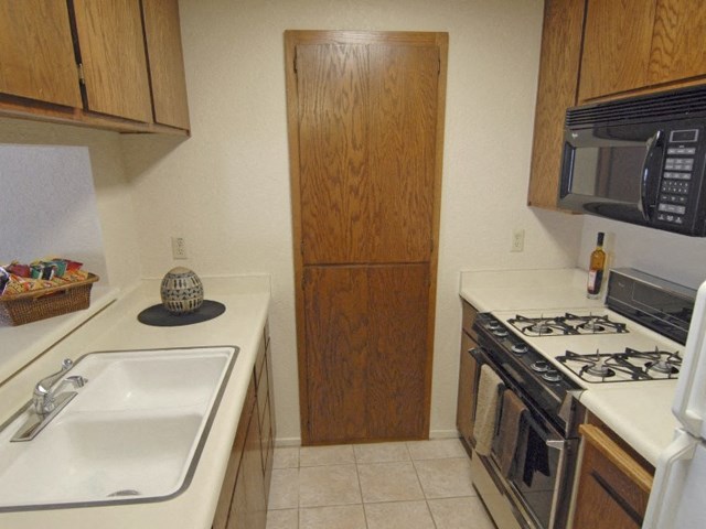 Lodi Ca l Lakeshore Meadows and Garden | Apartments | Kitchen