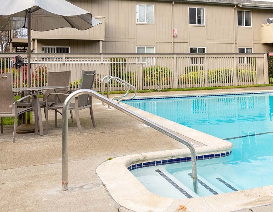 pool with seating l Park Club Apts
