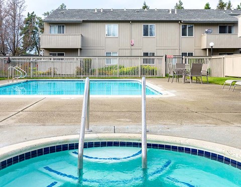 Pool and spa l Park Club Apts