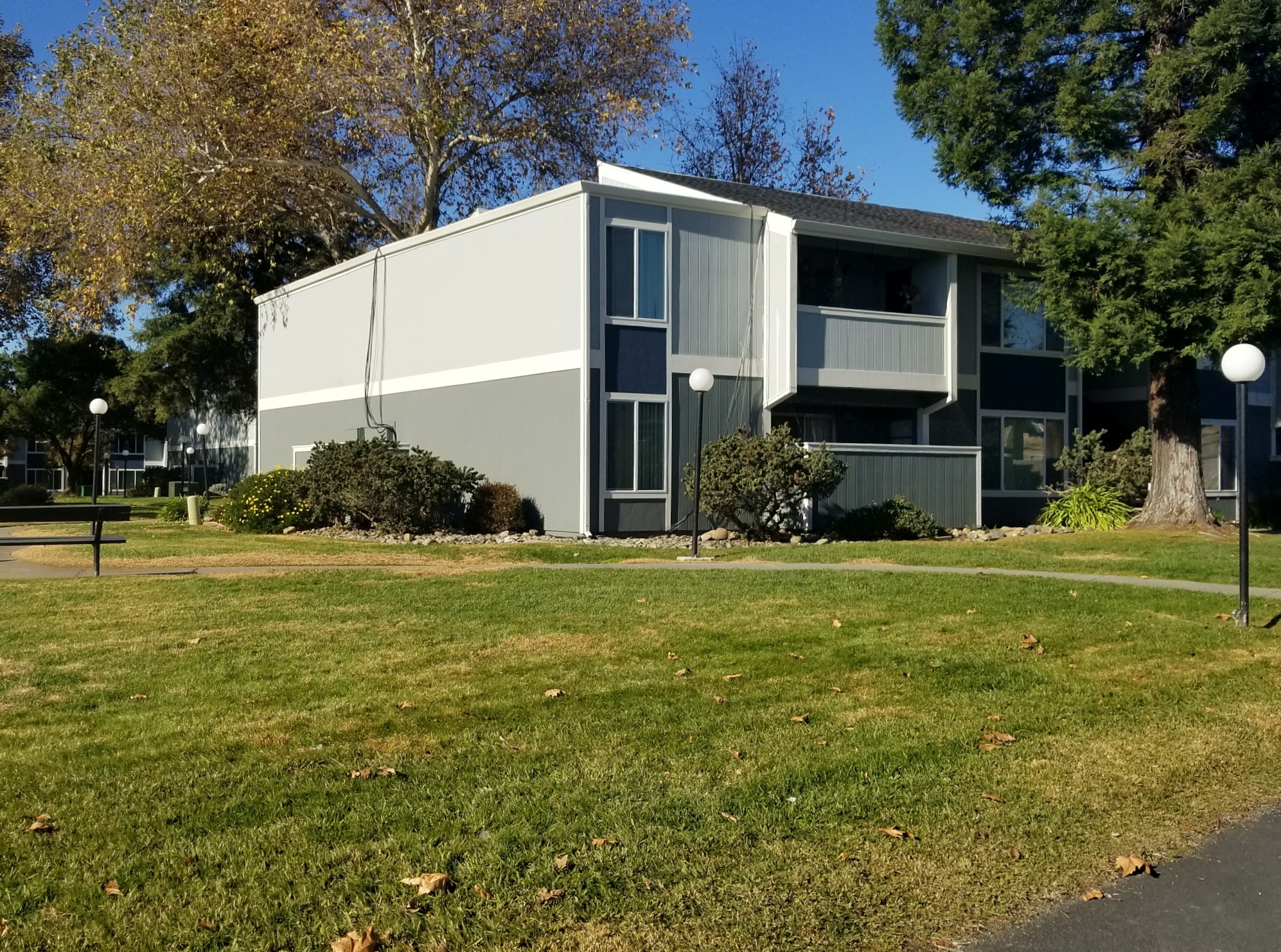 Exterior building with grass area l Glenbook apartments in Chico, Ca