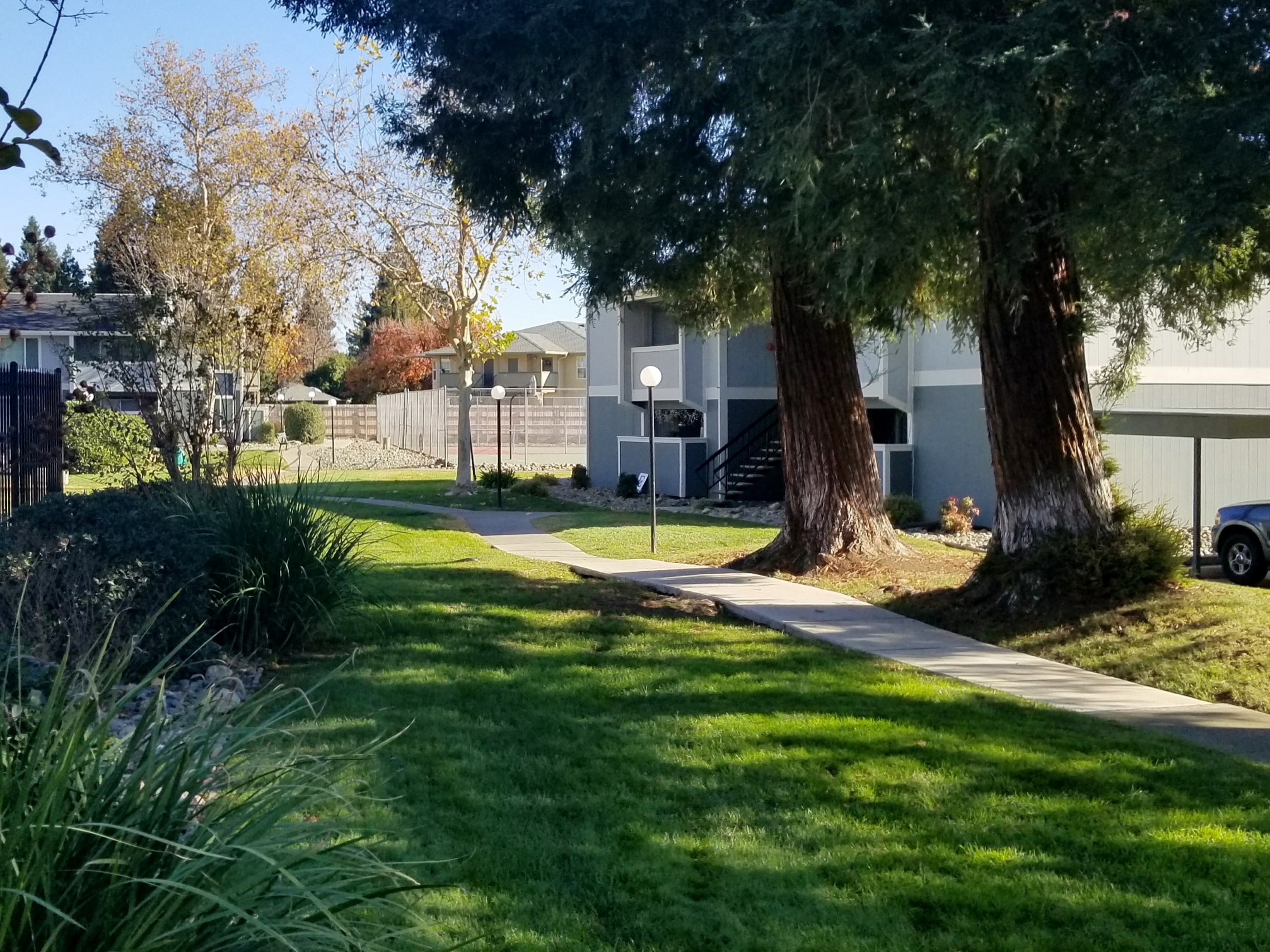 Exterior building with grass area l Glenbook apartments in Chico, Ca