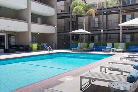 the pool at the courtyard