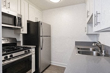 1340 N Poinsettia Place Studio-2 Beds Apartment for Rent - Photo Gallery 3