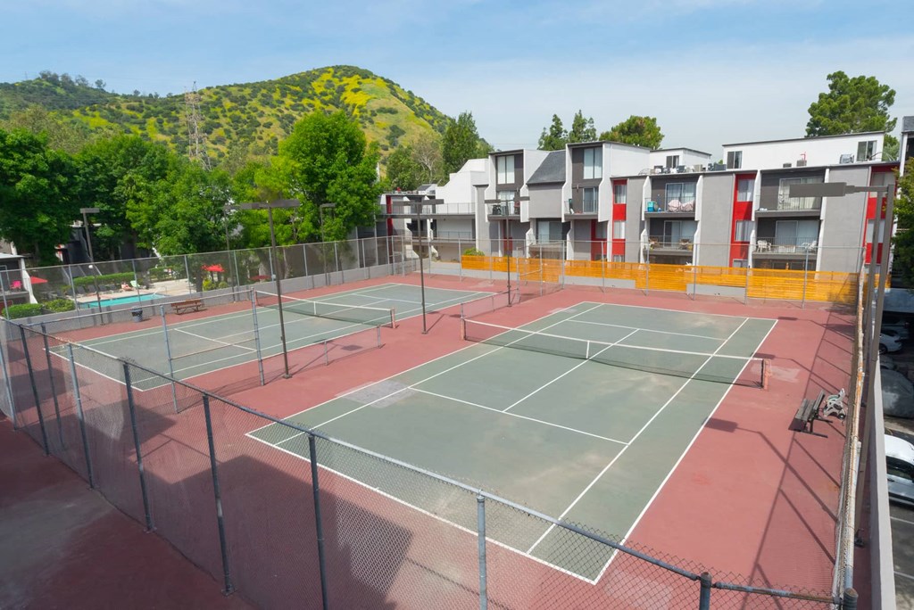 a tennis court at the apartments for rent