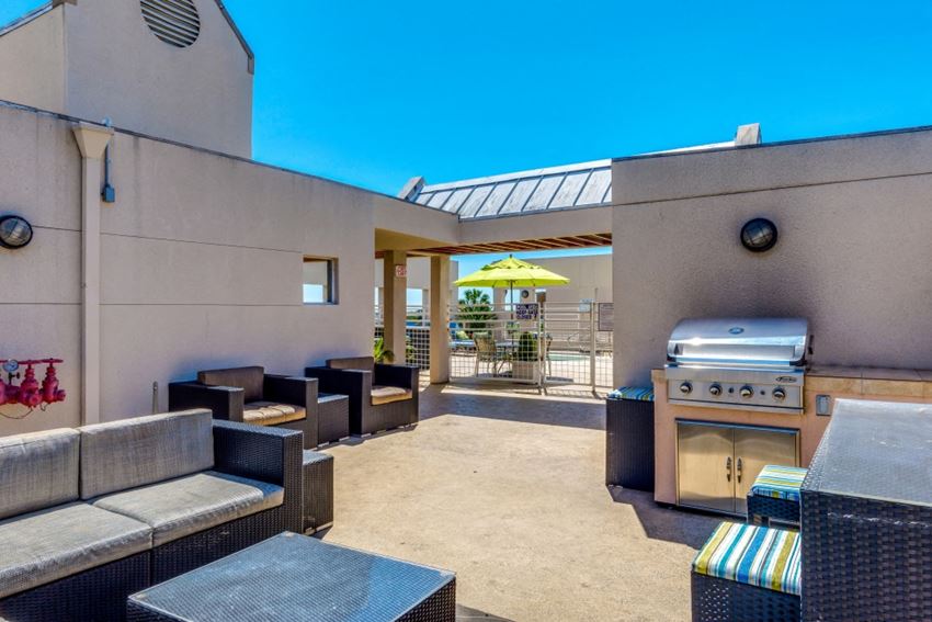 1353 N Martel Ave 1-2 Beds Apartment for Rent - Photo Gallery