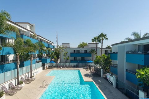 a large swimming pool in the middle of some apartments