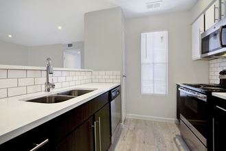 Kitchen with stove, - Photo Gallery 3