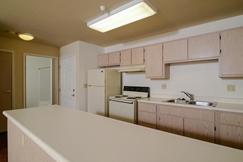 Kitchen with serving island - Photo Gallery 5