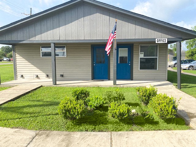 Exterior of leasing office at Kings Place Apartment Homes, Thibodaux, LA
