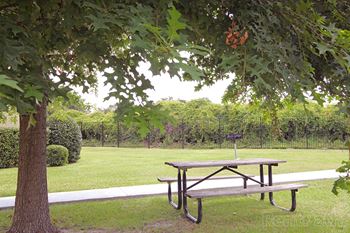 Picnic Area at Waters Mark Apartment Homes, Gulfport, MS, 39501