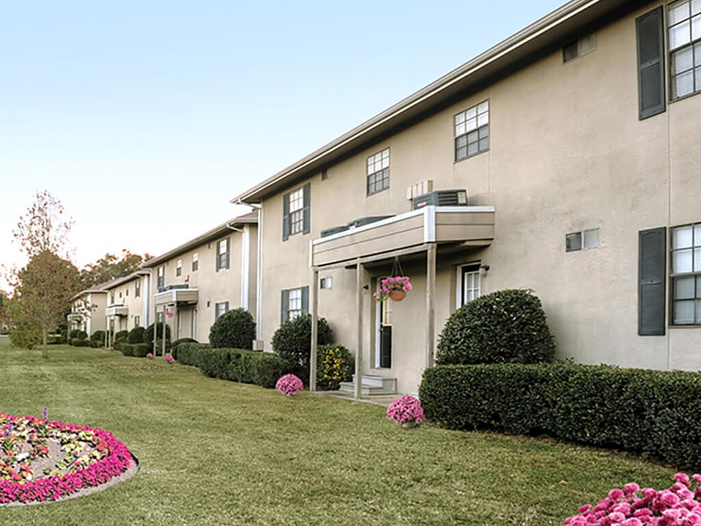 Building exterior at Waters Mark Apartment Homes, Gulfport, MS, 39501