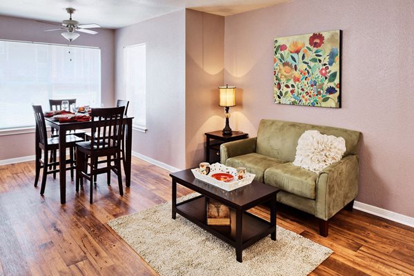 Country Park Apartments 1606 East Mckinney Street Denton