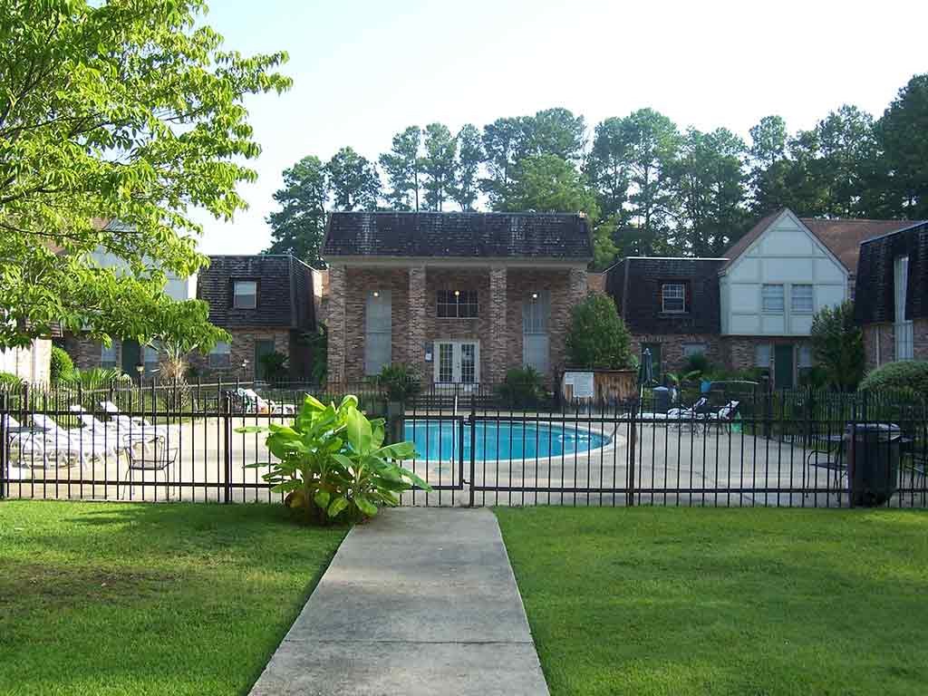 Pool at Stratford Manor Apartment Homes, Meridian, MS, 39305